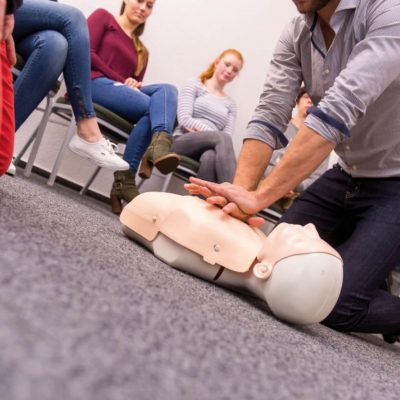 simulacion-de-una-rcp-en-una-clase-de-primeros-auxilios-cruz-roja